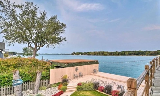 Algonac Casa | Saint Clair River front Retreat With 6 Beds - Enjoy Fishing-Kayak-Relax