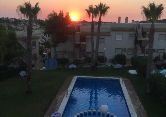 Orihuela Costa Apartamento | Saint James Park downstairs
