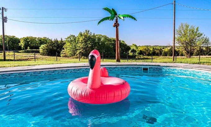 Myra Casa | Saint Jo | Pool| Hot Tub | Fire Pit | 3BR 2BA