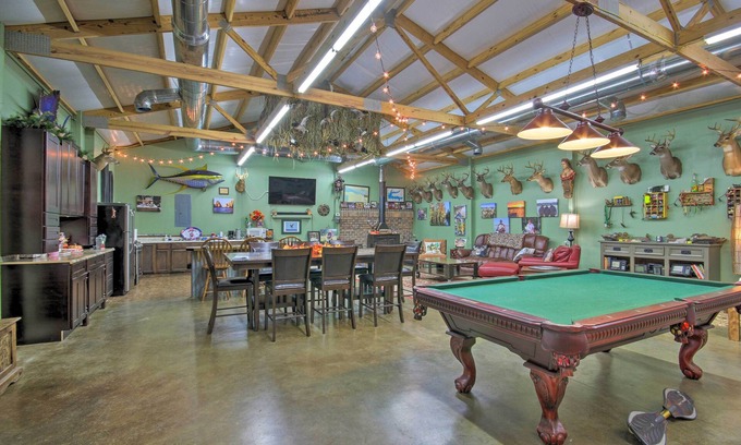 Saint Matthews Apartamento | Saint Matthews ‘Outlaw Gameroom’ w/ Fire Pit!
