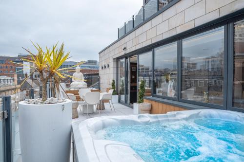 Leeds City Center Apartamento | SAINT PAUL - Unrivalled 3BR Penthouse Apartment with Hot Tub Leeds