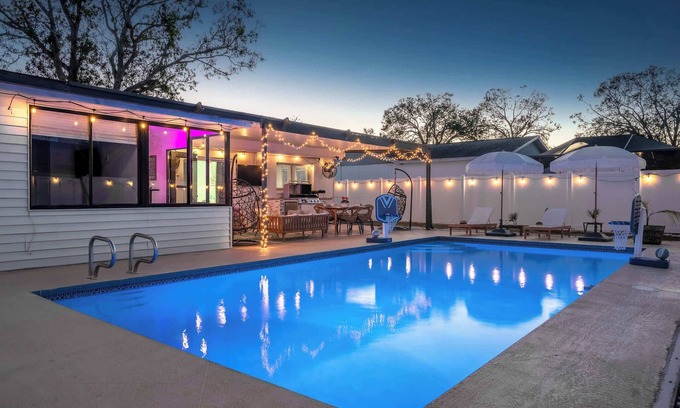 Pinellas Park Casa | Saint Pete Beach Heated Pool Gameroom/Mini theatre