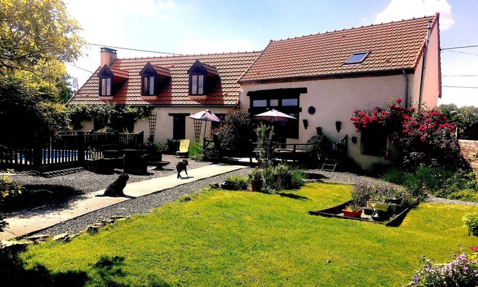 Saint-Saturnin Casa | Saint-Saturnin 3-Bed Home, Sleeps 10, Pool, Garden