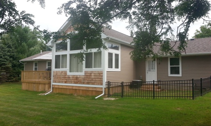 White Lake Casa | BKM- DESDE $ 149, ¡Nuevo! Enorme patio y espacio abierto! A orillas del lago-Sandy Beach-Kayaks