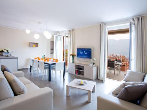 Sala Comacina Apartamento | SALA COMACINA APARTMENT NO 4-SLEEPS 10 by Italian Apartments