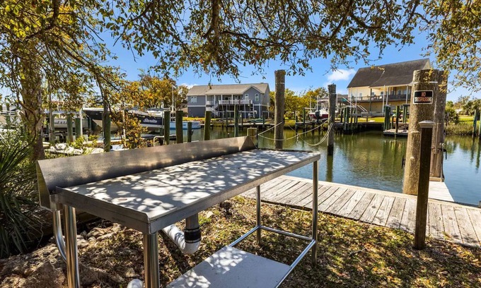 Morehead City Cabaña | Soundfront Cottage with fish cleaning station & gas grill - boat slip included