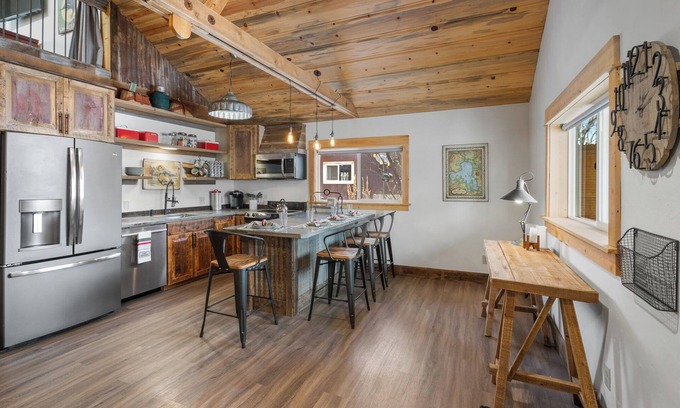 Bozeman Cabina | Salesville Bunkhouse-Two bedroom bunkhouse located in Gallatin Gateway!