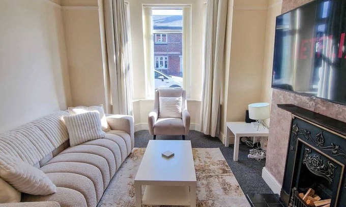 Salford Casa | Salford Home Sleeps 10 By City SuperHost