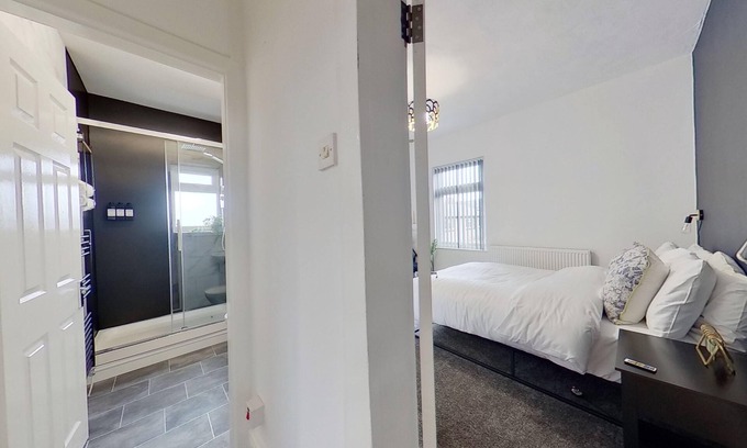 Salford Casa | Salford-house-sleeps6-parking-garden-wifi