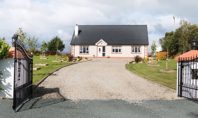 Donegal Cabaña | SALLYWOOD HOUSE, pet friendly in Ballybofey, County Donegal