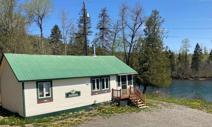 New Richmond Chalet De Esquí | Salmon cottage by a beautiful river