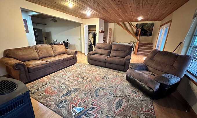 Okanogan Casa | Salmon Fishing Lrg1-bedroom sleeps 5 WiFi in Malott attached to wagon wheel.
