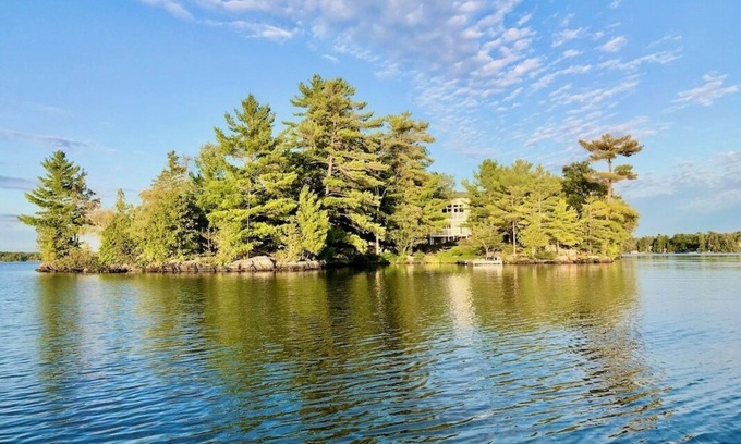 Crowes Landing Cabaña | Salmon Island on Stoney Lake