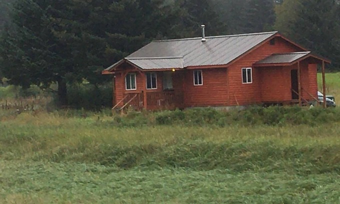 Gustavus Cabina | SALMON RIVERBEND LODGE FISHERMEN CABIN WTH RIVER ACCESS FISH RIGHT OUT YOUR DOOR
