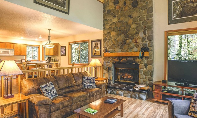 Brightwood Cabina | Salmonberry Retreat on the River, Fireplace, Hot Tub. Dogs Welcome