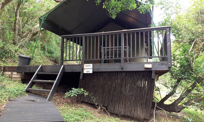 Lopes Chalet De Esquí | La carpa de lujo del salón es una sala de 9X4m, rodeada de vegetación.