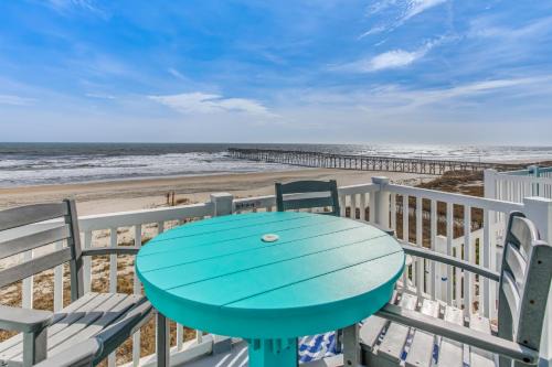 Ocean Isle Beach Apartamento | Salt and Light Oceanfront Condo with Pool and Elevator