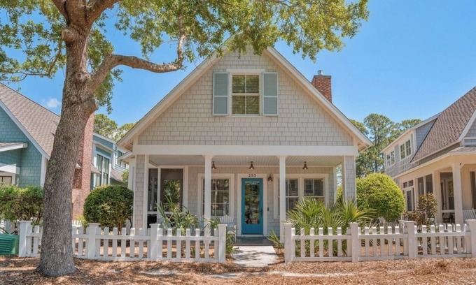WaterSound Beach Casa | Salt Box Lane Cottage - Private Beach - Golf Cart/Bikes Provided