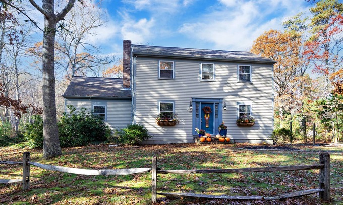 Cotuit Casa | Salt Box Minutes to Beaches & Golf Courses