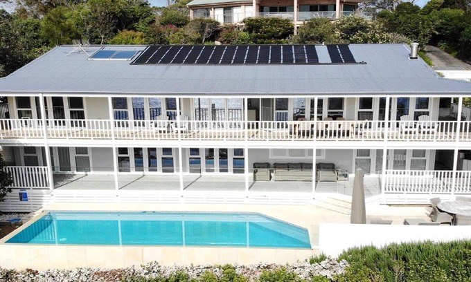 Avoca Beach Casa | CUBIERTA DE SAL, AVOCA BEACH - HAMPTONS STYLE PROPIEDAD CON PISCINA Y VISTAS INCREÍBLES AL MAR