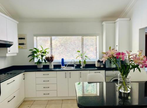 Umhlali Beach Apartamento | Salt Rock Beach Retreat with Private pool