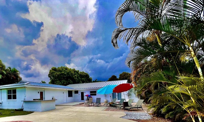 Davie Casa | Salt Water Pool, BBQ, 18 mins to Hollywood Beach, 15 mins to FFL, 25 mins to MIA