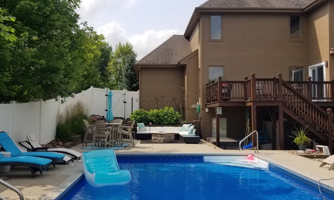 Elkhorn Casa | Salt Water Pool, Hot Tub and Golden Tee