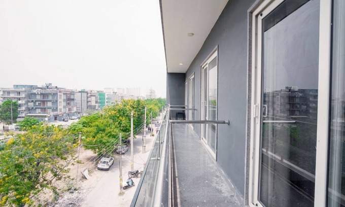 Sector 39 Hotel | Saltstayz Express – Medicity (Near Medanta Hospital)
