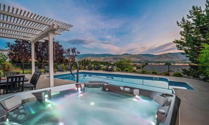 East Wenatchee Casa | Saltwater pool, hot tub, spacious home with game room, great valley views