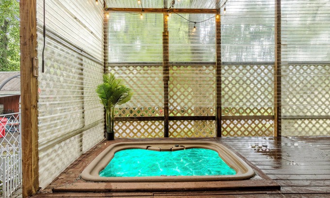 Nicholasville Casa | Saltwater pool, hot tub, and trampoline ! 4 beds! Baby crib!