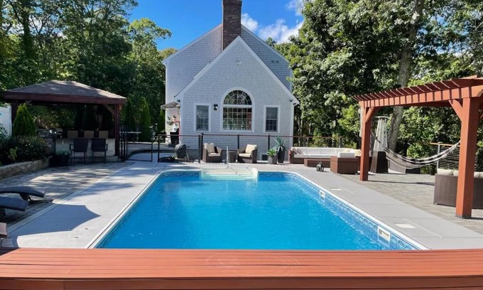 Barnstable Casa | SaltwaterPool Firepit Beach