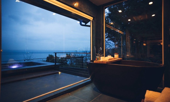 Kingston Casa | SaltWood: Zenith Waterfront Retreat