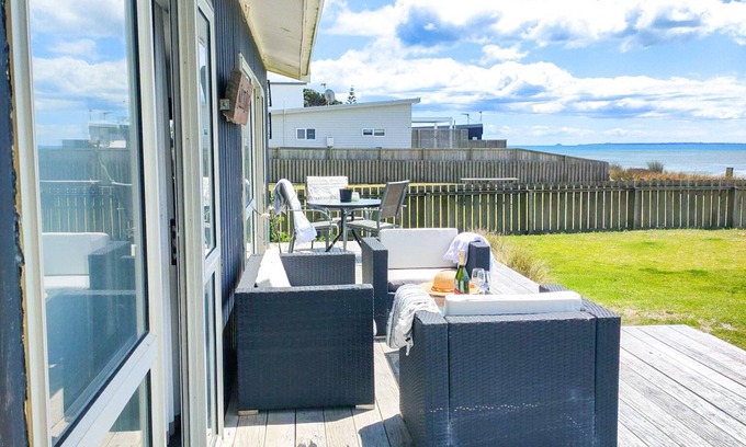 Pukehina Casa | "Salty Dog Beach Bach" is a comfortable and no-frills beachfront retreat.