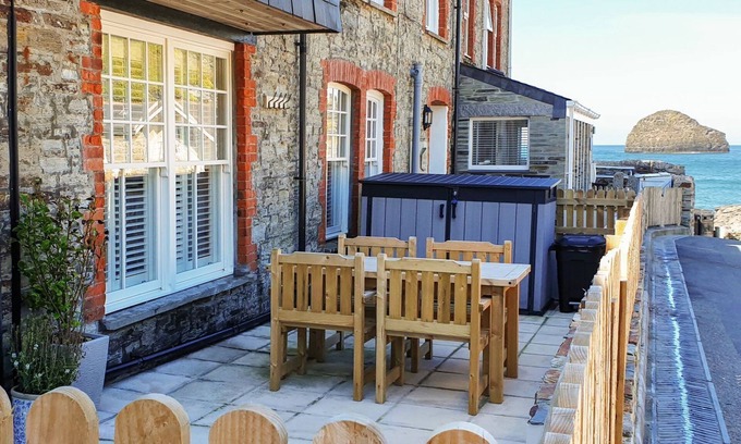 Trebarwith Strand Cabaña | SALTY SEA DOG, pet friendly, character holiday cottage in Tintagel