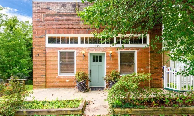 Saluda Casa | Saluda Proper-Downtown Saluda; .Contemporary downtown Mountain Luxury, HOT TUB & TIEC