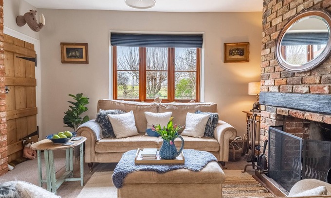 Docking Cabaña | Samphire Cottage - character cottage with wood burning stove and courtyard garden