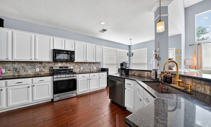 Stone Oak Casa | San Antonio Oasis Hot Tub & Pool Access 4 Bedroom Home