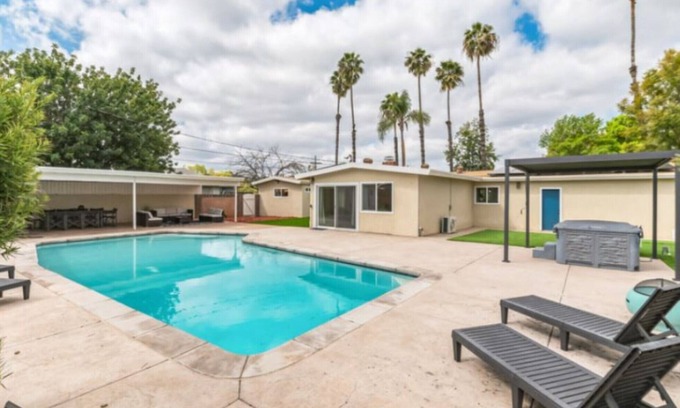 Lakeside Casa | San Diego Lake home 4 Bd/Bath with Pool, hot tub and golf!