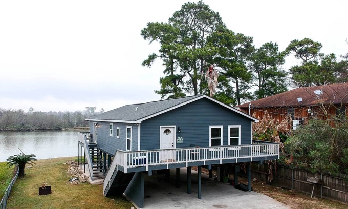 Barrett Casa | ¡NUEVO! San Jacinto River Home w / Private Boat Slip!