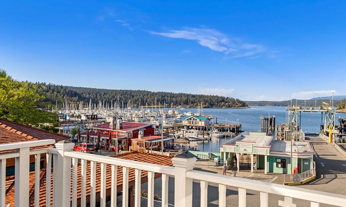 Friday Harbor Condominio | Fabulous 2 Bedroom Condo pasos del aterrizaje del transbordador en Friday Harbor