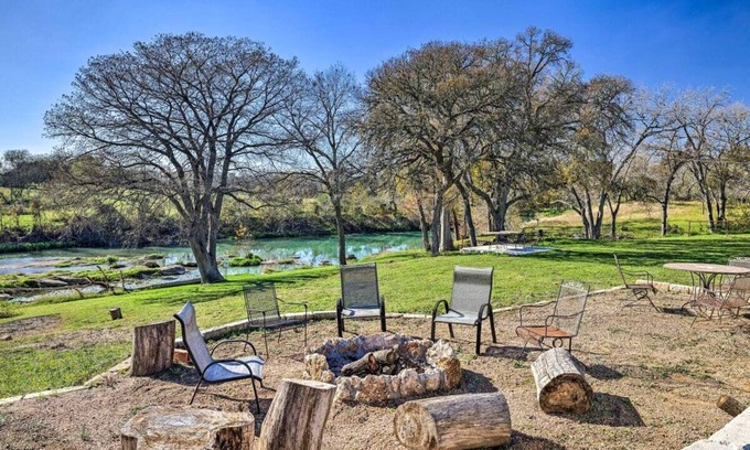 Martindale Casa | San Marcos Get Away! Waterfront with Gameroom and Pickleball court! No pets!
