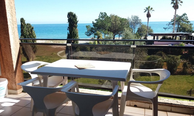 Moriani-Plage Apartamento | San Nicolao de Moriani: les Marines studio sea view with direct beach access.