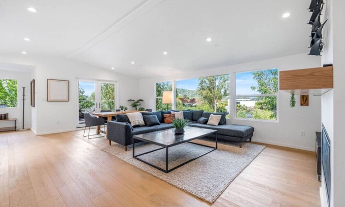 San Rafael Casa | Luxury Home among the trees with views of Mt Tam