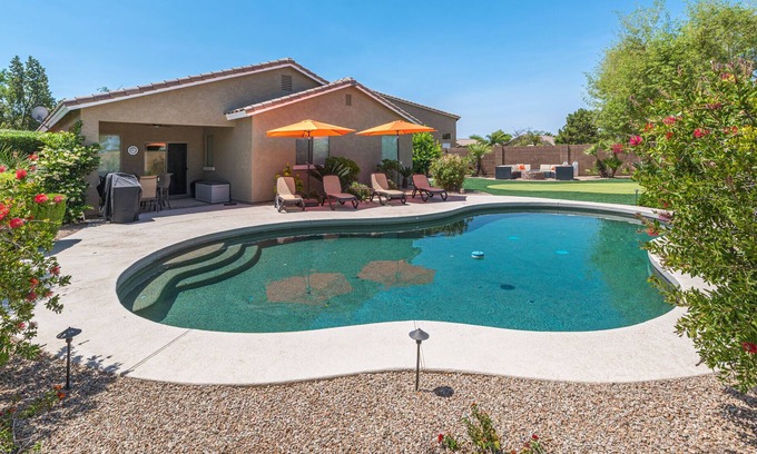 Pecan Creek Casa | San Tan Valley Backyard Paradise con piscina climatizada, putting green, y fogatas