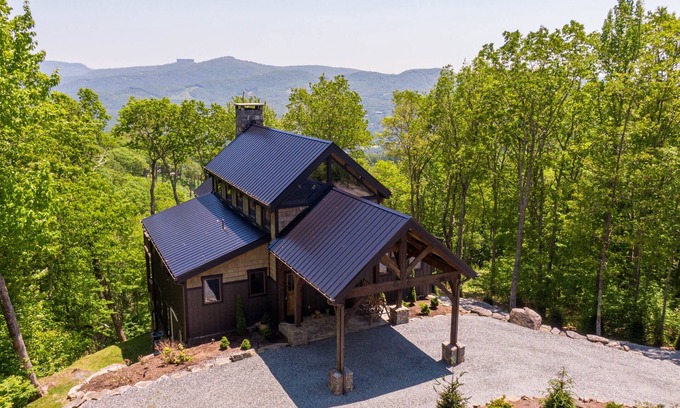Banner Elk Cabina | Sanctuary 4bd 3 and a half bath - Luxury Eagles Nest with long views, hot tub, hiking, and more!