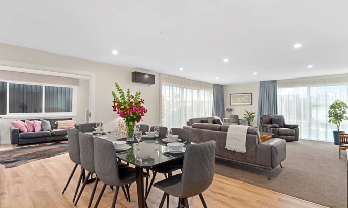 Nukuhau Casa | Base: 6 Extra: $30 25 Penny Grove