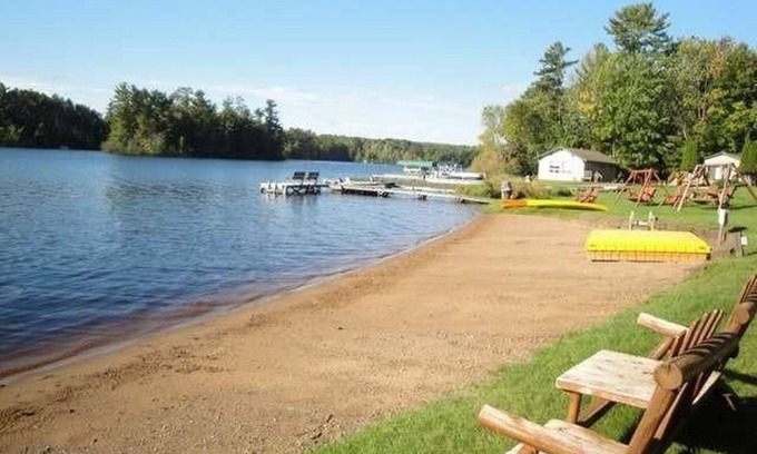 Rhinelander Cabaña | Playa de arena, ideal para familias con WIFI y aire acondicionado central, en el lago Thompson