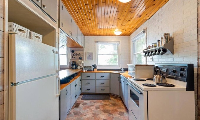 North Frontenac Cabaña | Sand Lake Oasis -Beautiful 3Br Waterfront Cottage w/ Lots to Do!