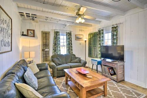 Kill Devil Hills Casa | Sand Pebbles: Bright Bungalow - Steps to Beach!
