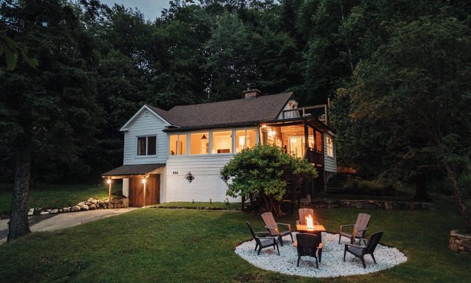 Sainte-Agathe-des-Monts Chalet De Esquí | Sand & Snow: Luxury Lakefront Retreat w/Spa